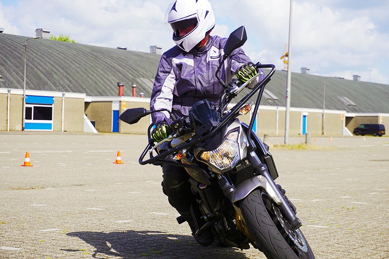 Leerling oefent voertuigbeheersing op de lesmotor