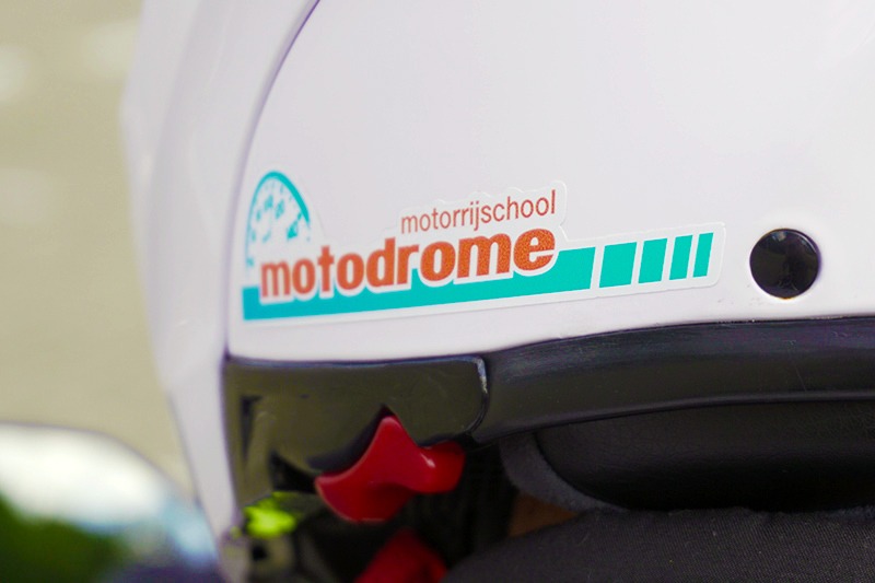 Helm met het Motodrome-logo
