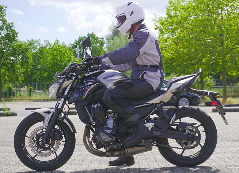 Leerling op de Kawasaki Z650-lesmotor van Rijschool Motodrome